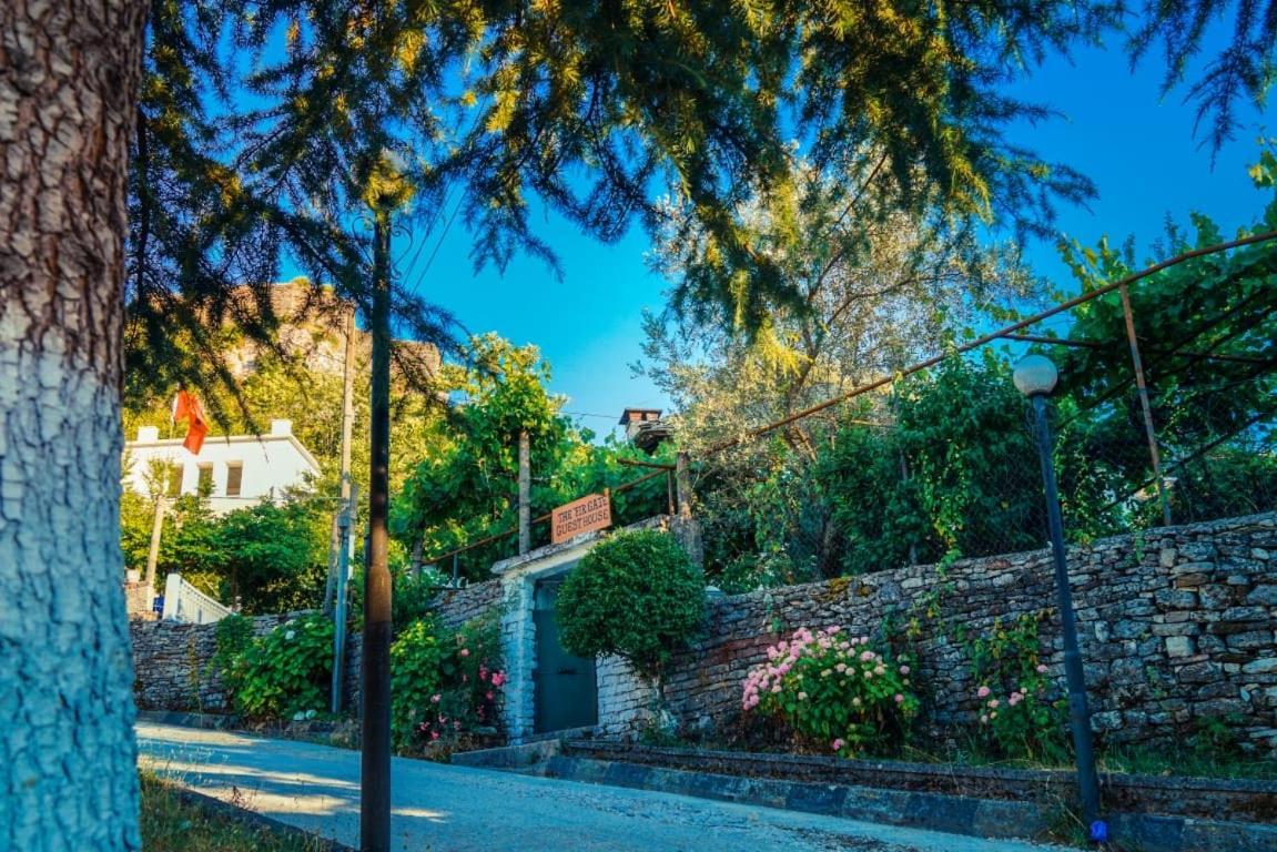 Flora'S Guesthouse 'The Fir Gate' Gjirokaster Exterior photo