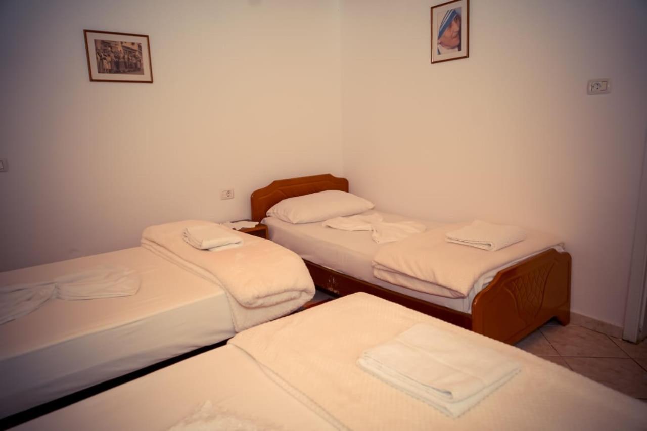 Flora'S Guesthouse 'The Fir Gate' Gjirokaster Exterior photo
