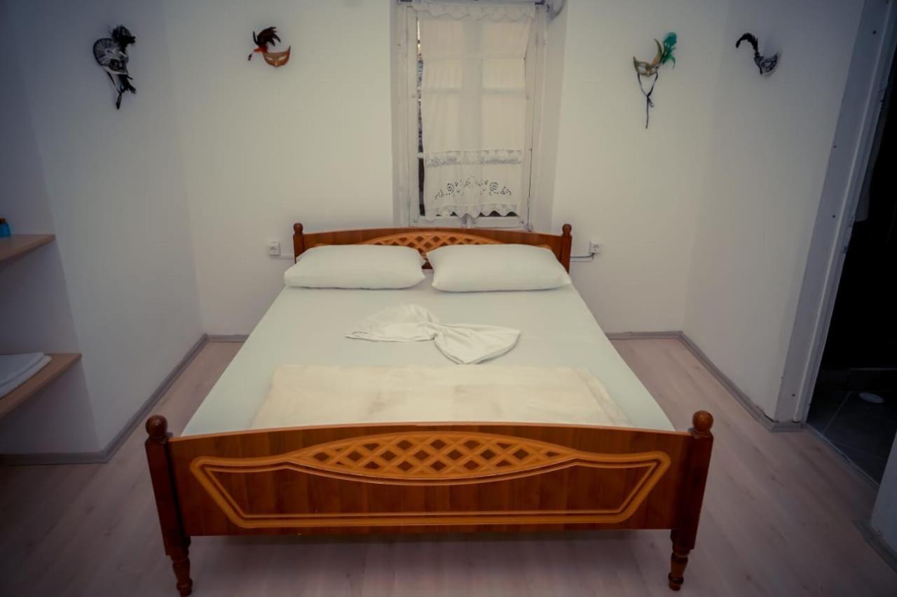 Flora'S Guesthouse 'The Fir Gate' Gjirokaster Exterior photo