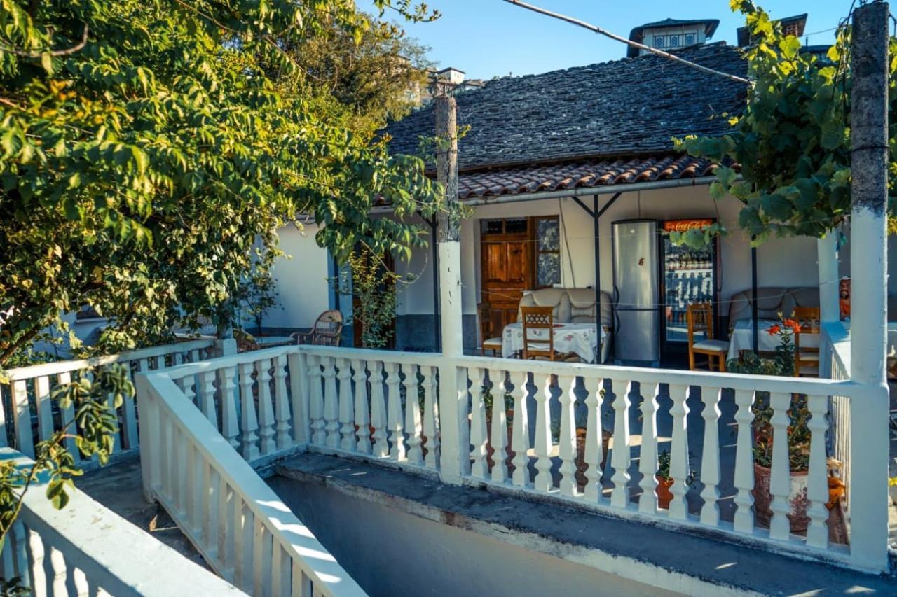 Flora'S Guesthouse 'The Fir Gate' Gjirokaster Exterior photo