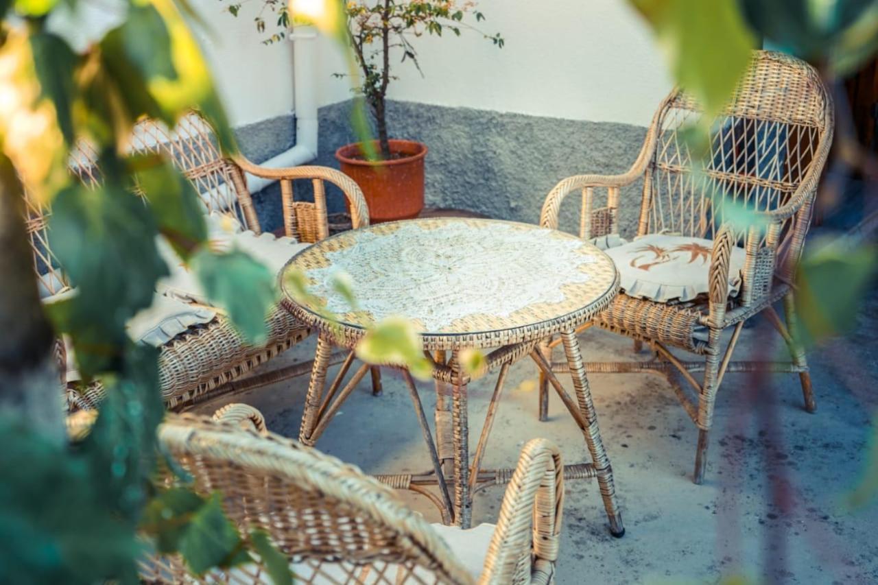 Flora'S Guesthouse 'The Fir Gate' Gjirokaster Exterior photo