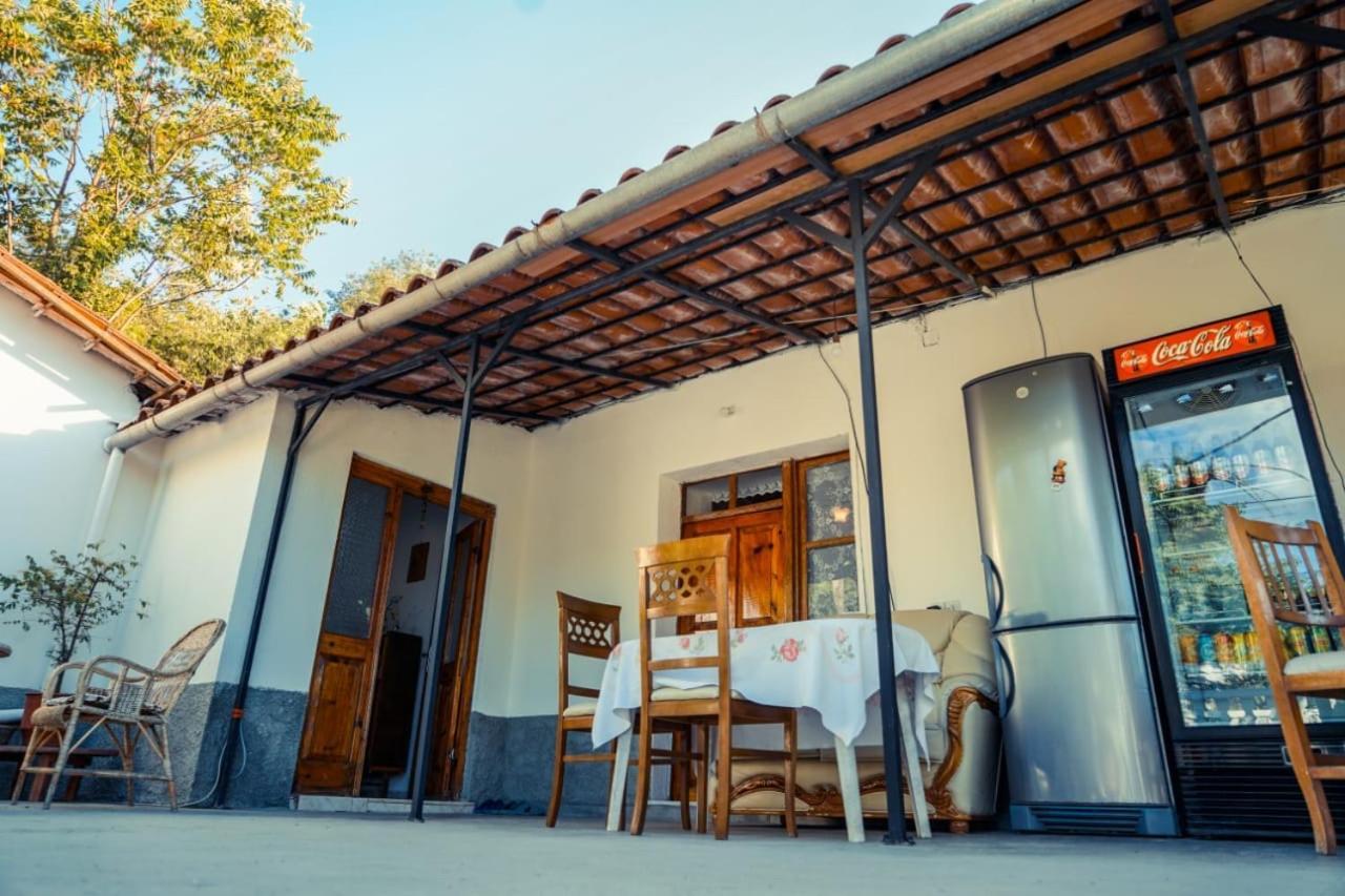 Flora'S Guesthouse 'The Fir Gate' Gjirokaster Exterior photo