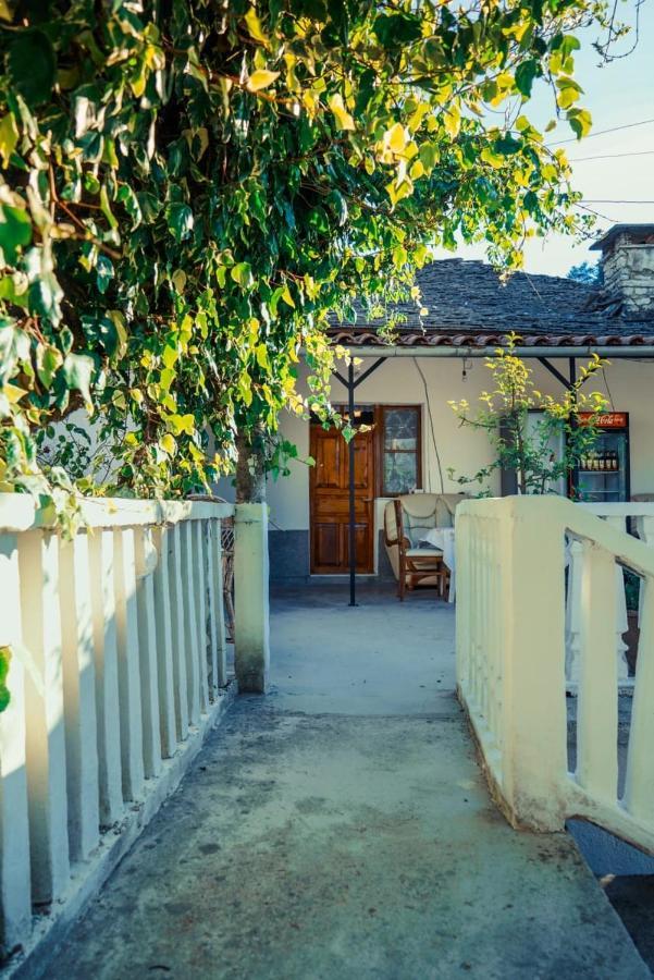 Flora'S Guesthouse 'The Fir Gate' Gjirokaster Exterior photo