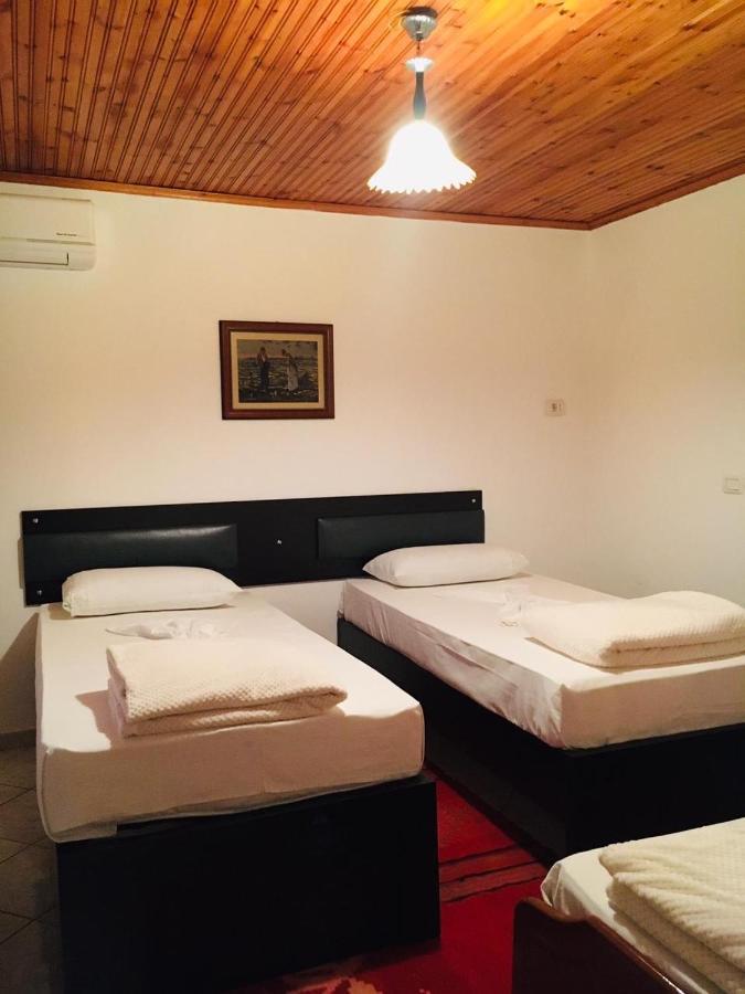 Flora'S Guesthouse 'The Fir Gate' Gjirokaster Exterior photo