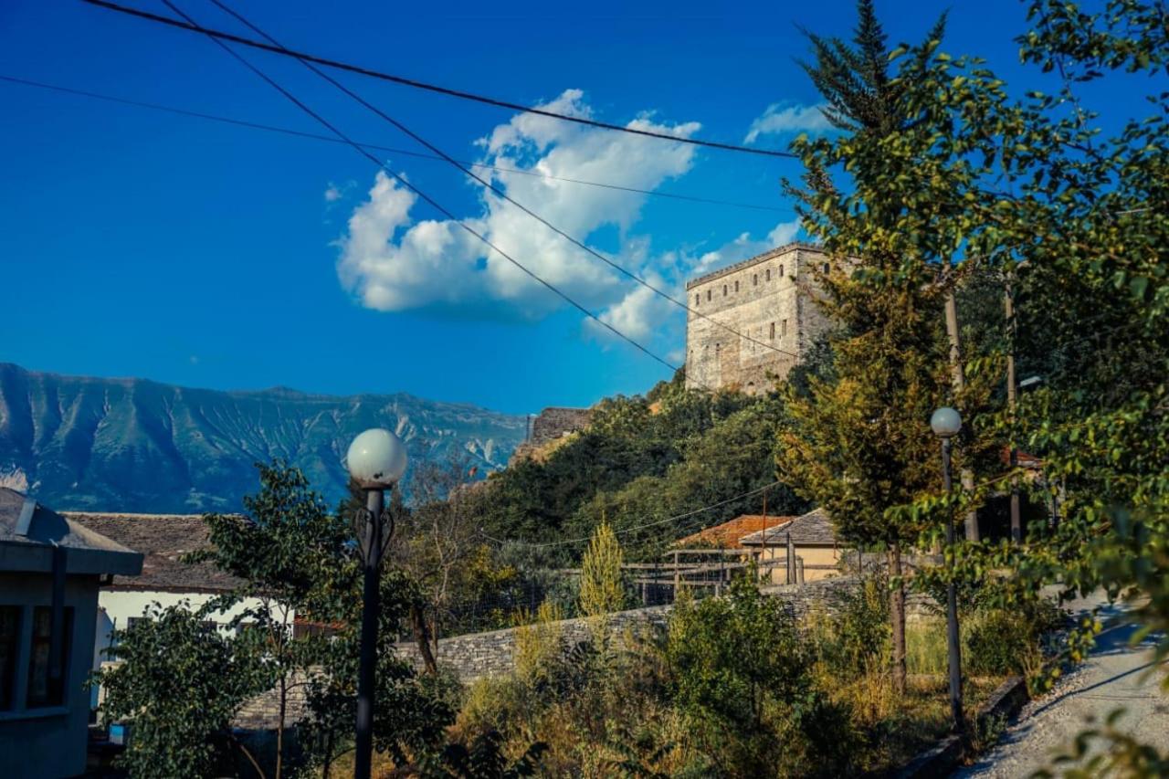 Flora'S Guesthouse 'The Fir Gate' Gjirokaster Exterior photo