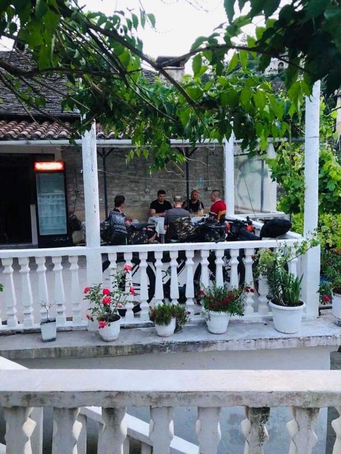 Flora'S Guesthouse 'The Fir Gate' Gjirokaster Exterior photo