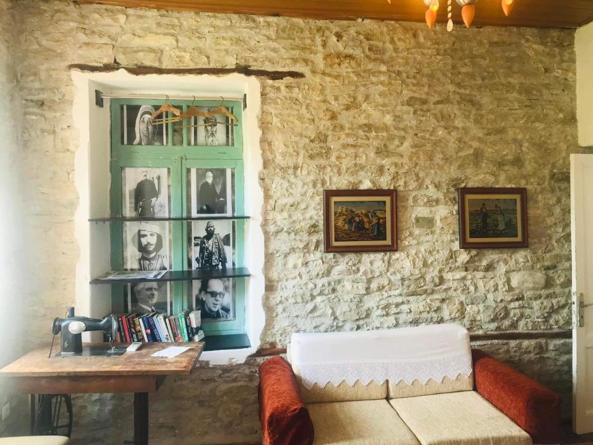 Flora'S Guesthouse 'The Fir Gate' Gjirokaster Exterior photo