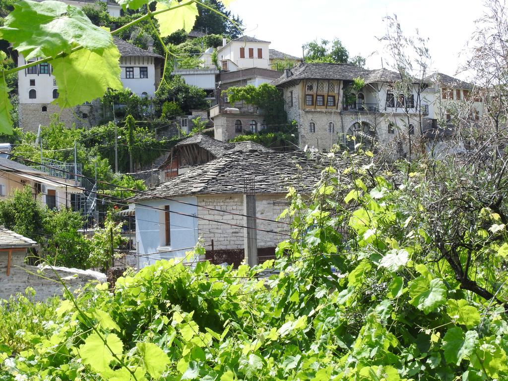 Flora'S Guesthouse 'The Fir Gate' Gjirokaster Exterior photo