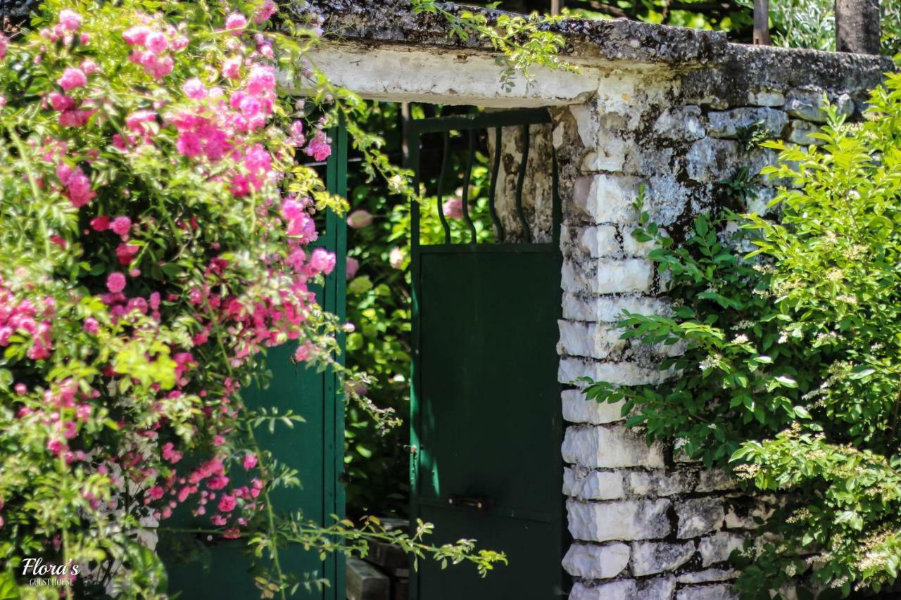 Flora'S Guesthouse 'The Fir Gate' Gjirokaster Exterior photo